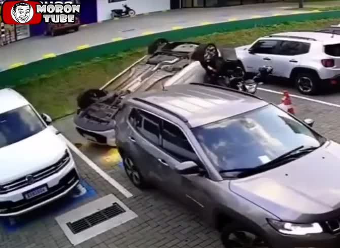 Video :When Moron attempts to steal a parking spot, karma confronts him